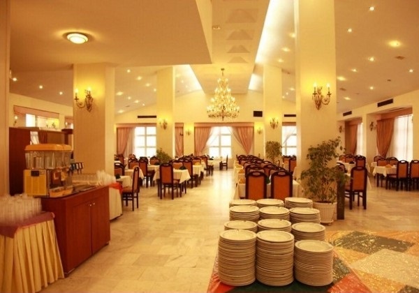 نمایی از رستوران هتل فردوسی مشهد