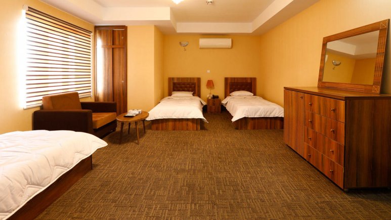 اتاق سه تخته هتل آذین چابهار از نمای روبرورزرو هتل-های