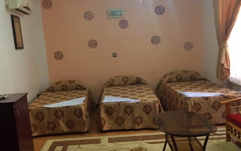 اتاق سه تخت در هتل آپارتمان زاگرس مشهد