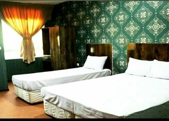 اتاق سه تخته در هتل آپارتمان عطاران مشهدرزرو هتل-های
