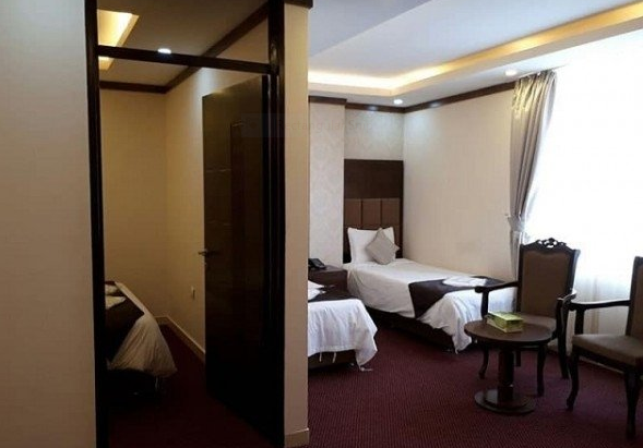 اتاق یک خوابه 4 نفره هتل قصر الوند قشمرزرو هتل-های