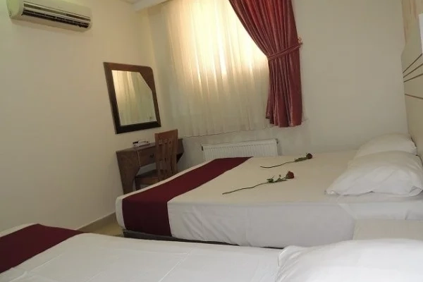 اتاق سه تخت هتل آپارتمان آلتون مشهدرزرو هتل-های