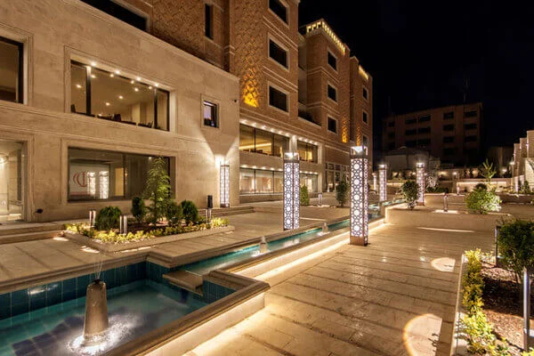 محوطه بیرونی هتل زندیه شیرازرزرو هتل-های