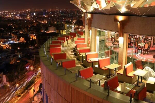 فضای بیرون رستوران هتل بزرگ شیراز