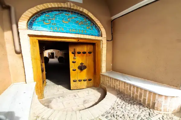 درب ورودی هتل سنتی گیتی یزد