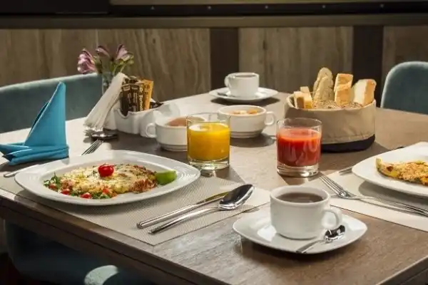 میز-صبحانه-هتل-آتانا-تهرانرزرو هتل-های